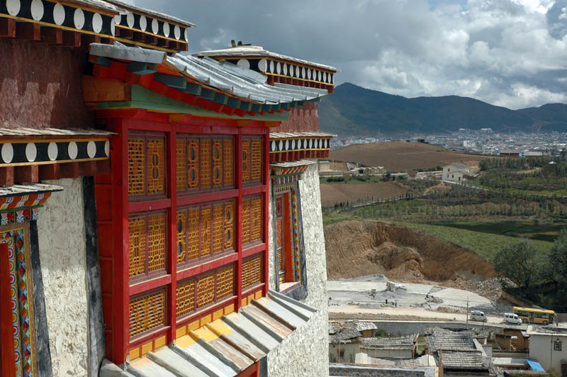 In the distance, the town of Zhongdian or Shangri La